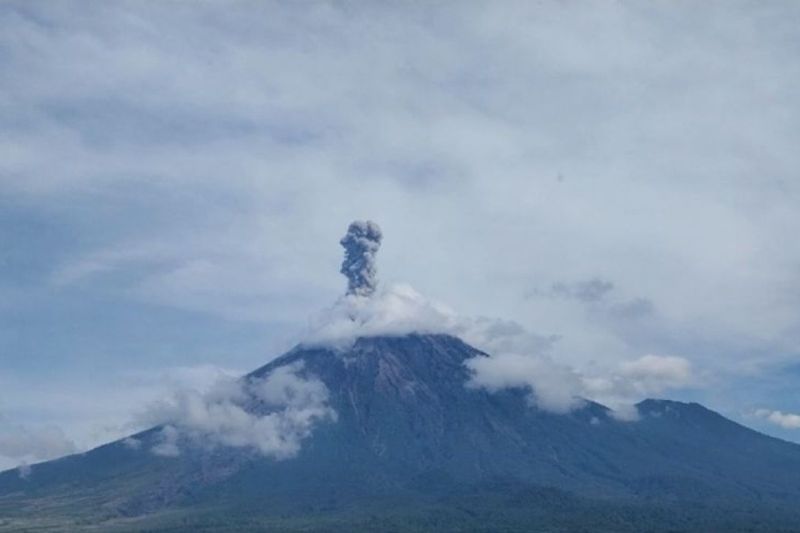 Gunung Semeru erupsi dengan letusan setinggi 1.000 meter di atas puncak pada Selasa (15/4/2025).