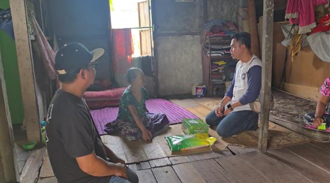 BANTUAN: Jurnalis Kayong Utara (JKU) saat menyalurkan bantuan kepada masyarakat.