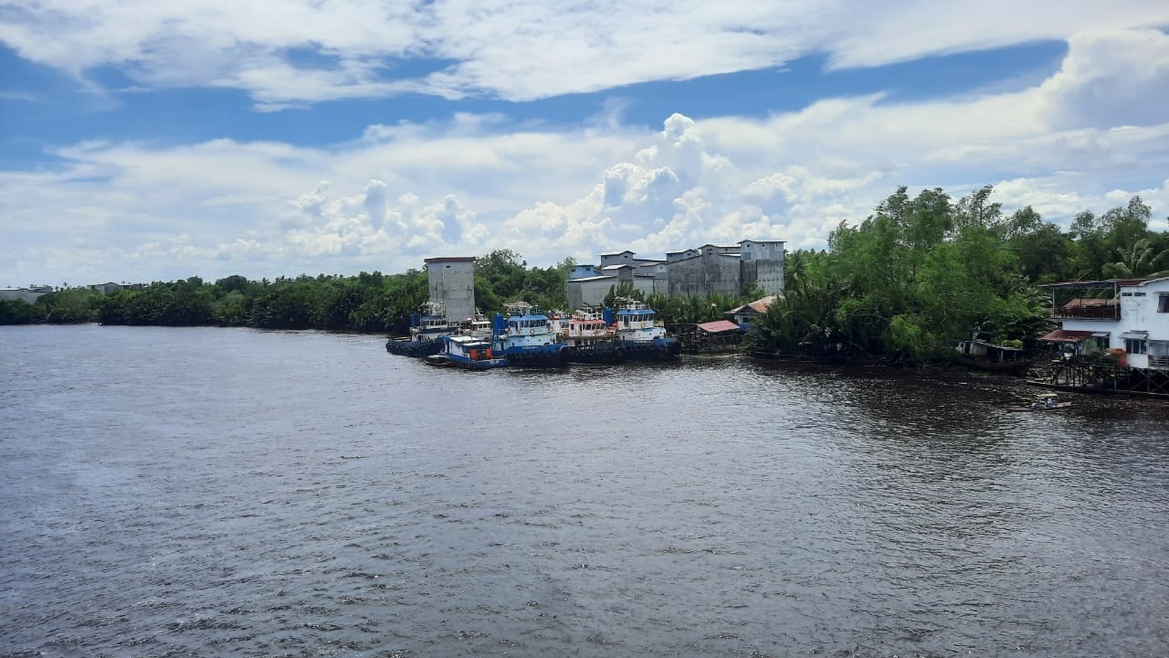 BERLABUH: Kondisi Kapal Toungboat bersandar tidak pada tempatnya di Teluk Melano, Kecamatan Simpang Hilir, Kabupaten Kayong Utara, Provinsi Kalimantan Barat.