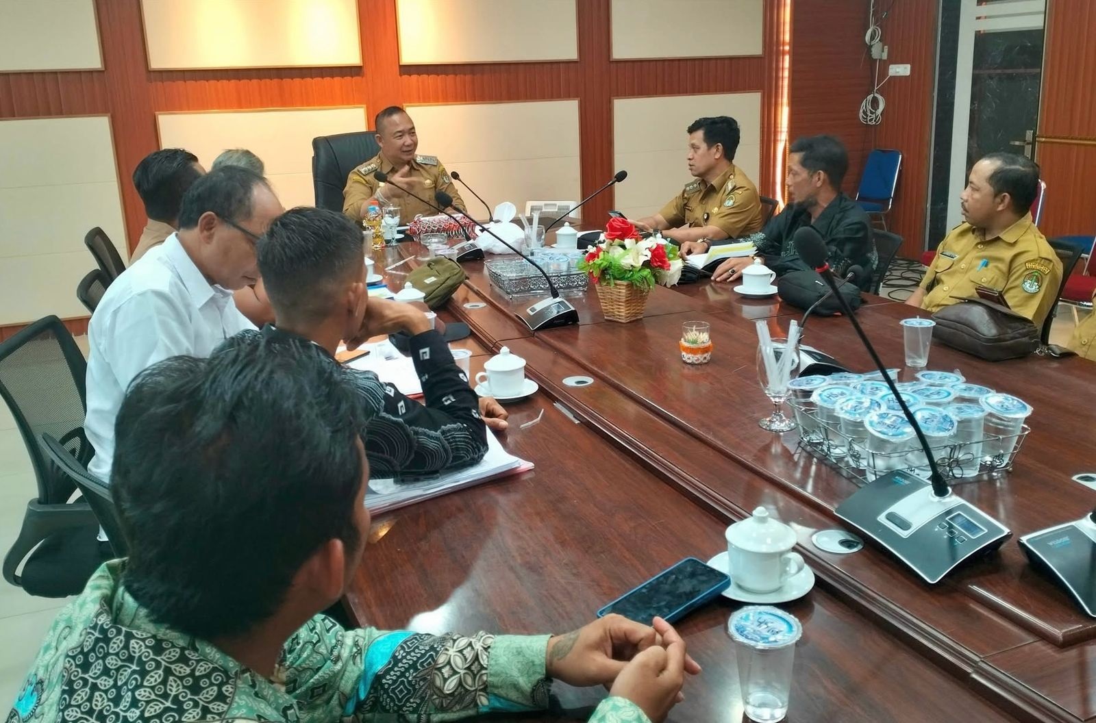 CARI SOLUSI: Bupati Ketapang, Alexander Wilyo, menerima audiensi kepala desa dan warga dari tiga desa di Kecamatan Manis Mata, Selasa (15/4).