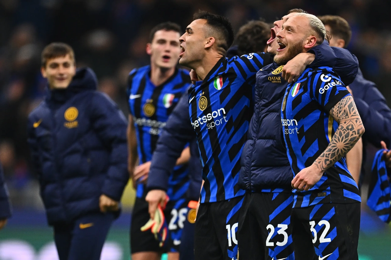 Kapten Inter, Lautaro Martinez bersama rekan-rekannya merayakan kemenangan atas Bayern Munchen secara agregat untuk memastikan tempat di semi final Liga Champions.