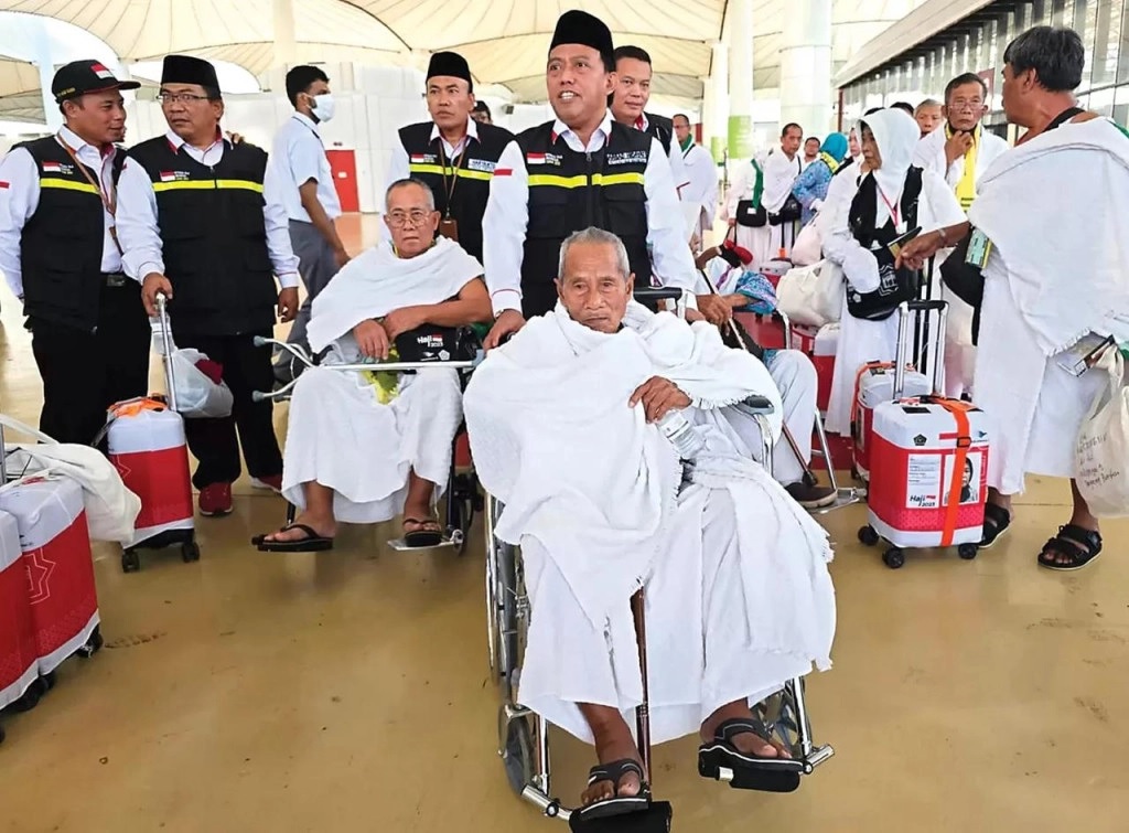 DISABILITAS: Petugas haji memberikan layanan kepada Jemaah haji disabilitas saat menjalankan ibadah haji.