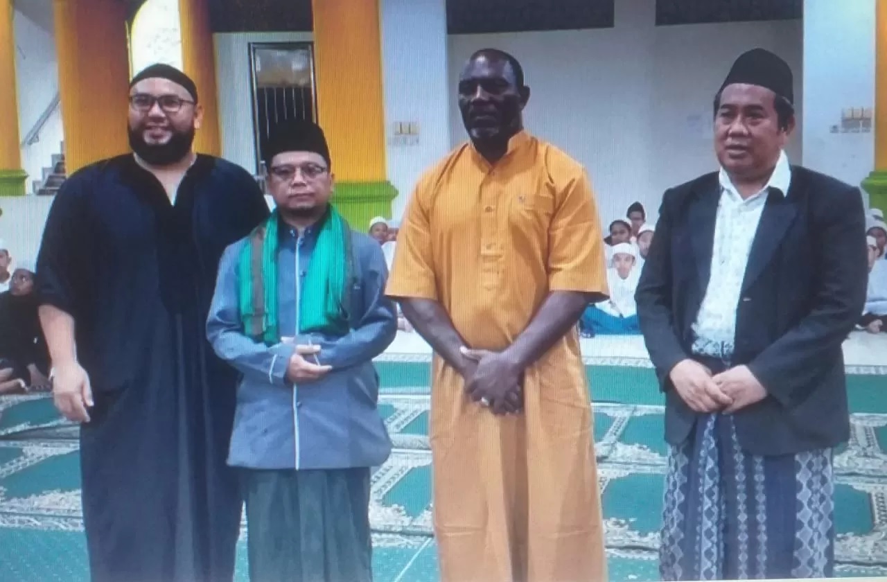 MUALAF: Jacksen F Tiago usai membaca dua kalimat syahadat beberapa waktu lalu.  Jawa Pos Radar Banyuwangi