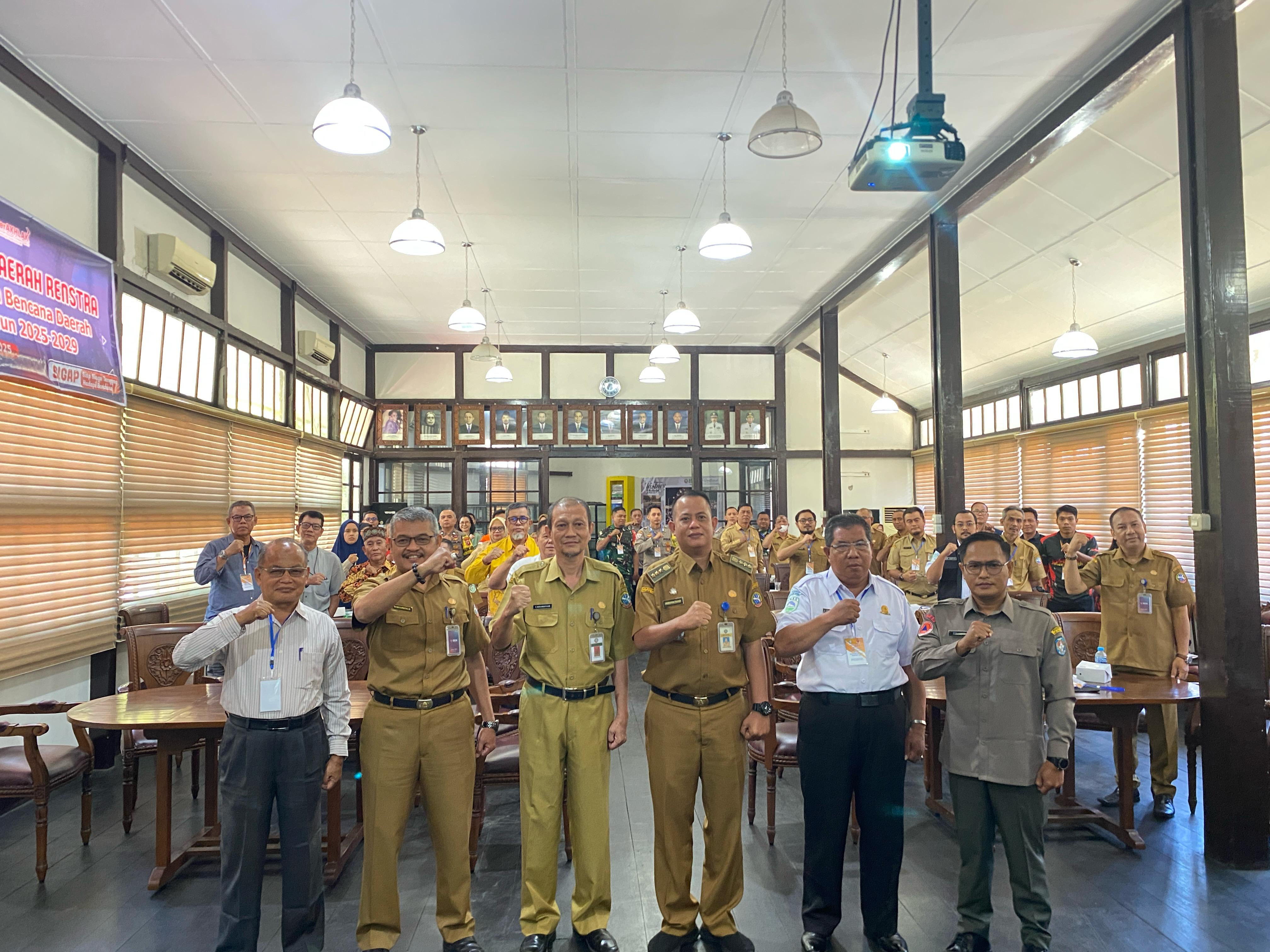 FOTO BERSAMA: Badan Penanggulangan Bencana Daerah (BPBD) Kota Pontianak saat melakukan penyusunan rencana strategis penanganan bencana untuk lima tahun ke depan.