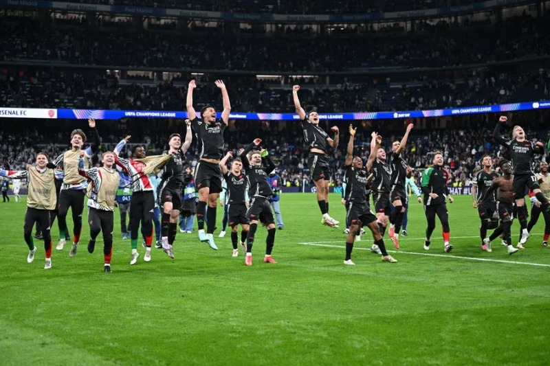 Para pemain Arsenal merayakan kemenangan atas Real Madrid pada leg kedua perempat final Liga Champions di Stadion Santiago Bernabeu, Madrid, Spanyol Kamis (17/4/2025) dini hari WIB.