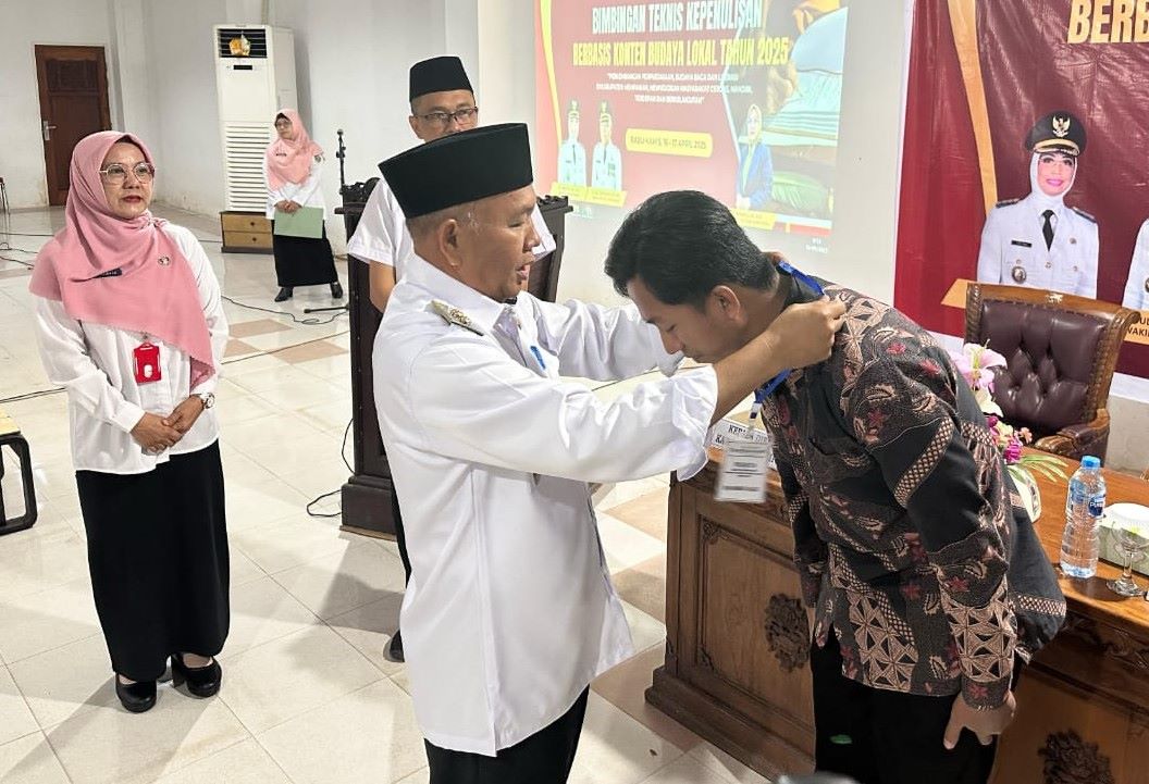 BIMTEK : Wabup Juli Suryadi mengalungkan id card peserta Bimtek.