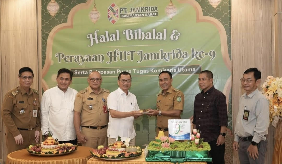 HUT: Penyerahan potongan tumpeng saat acara halal bi halal Jamkrida sekaligus memperingati HUT ke-9 PT Jamkrida Kalbar.
