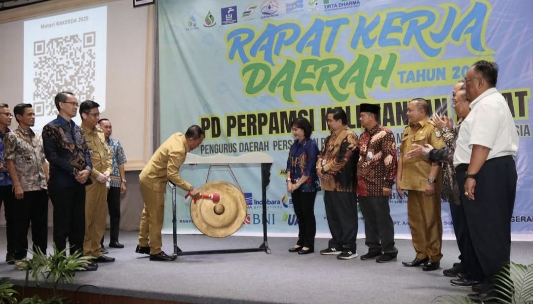 RAKERDA: Wakil Gubernur Kalimantan Barat Krisantus Kurniawan memukul gong, sebagai tanda dimulainya Rakerda Persatuan Perusahaan Air Minum Seluruh Indonesia (Perpamsi) Kalbar.