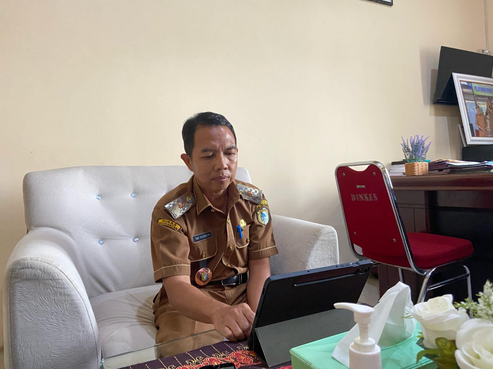 DAMPAK : Edy Harmaini menjelaskan penetapan status KLB memiliki dampak signifikan, khususnya dalam hal pembiayaan pasien.