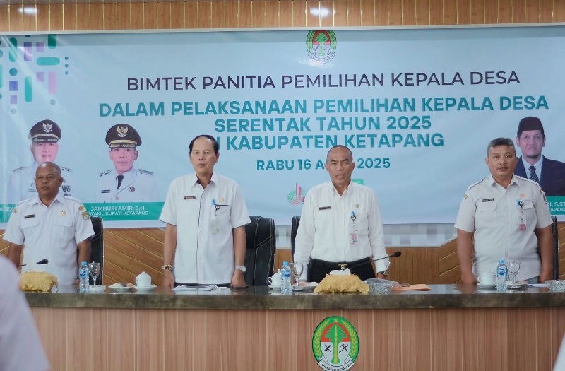 Staf Ahli Bupati, Darma, membuka Bimtek kepada panitia Pilkades Serentak 2025, Rabu (16/4).