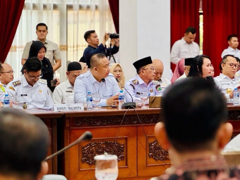 Bupati Ketapang, Alexander Wilyo, menghadiri rapat pleno TPAKD se-Kalbar, Rabu (16/4) lalu.