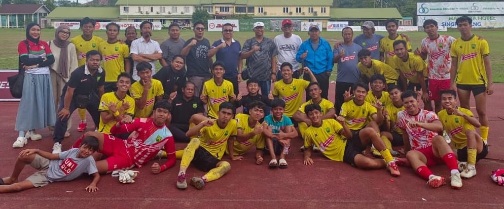 DIABADIKAN: Yakob Pujana berfoto bersama pemain Gabsis Sambas yang berhasil menjadi juara Liga 4 zona Kalimantan Barat.