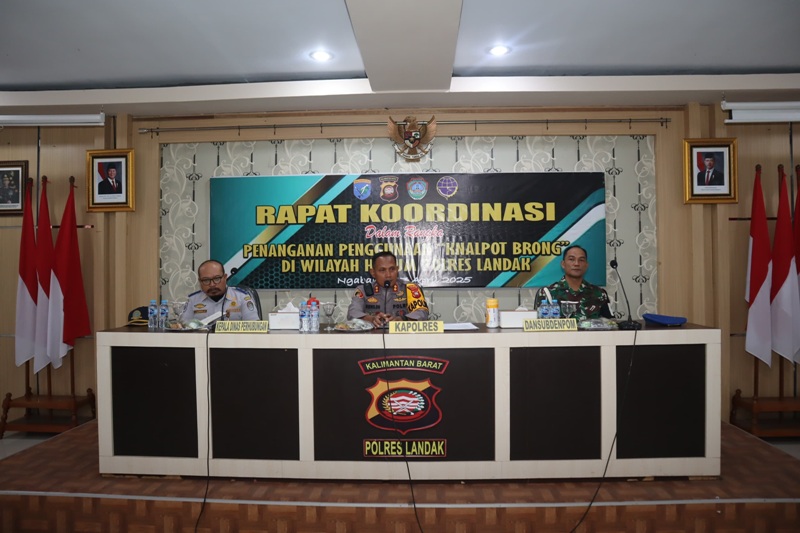 RAKOR: Kapolres Landak AKBP Siswo Dwi Nugroho saat memimpin Rapat Koordinasi Penanganan Penggunaan Knalpot Brong di wilayah hukum Polres Landak.