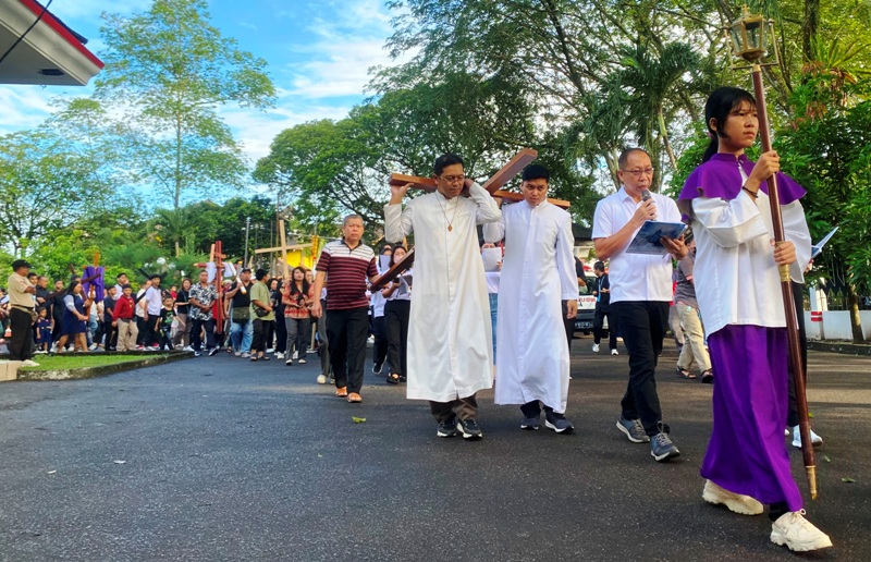 Prosesi Jalan Salib mengenang Kisah Sengsara Yesus Kristus pada Jumat Agung di Paroki Keluarga Kudus Pontianak.