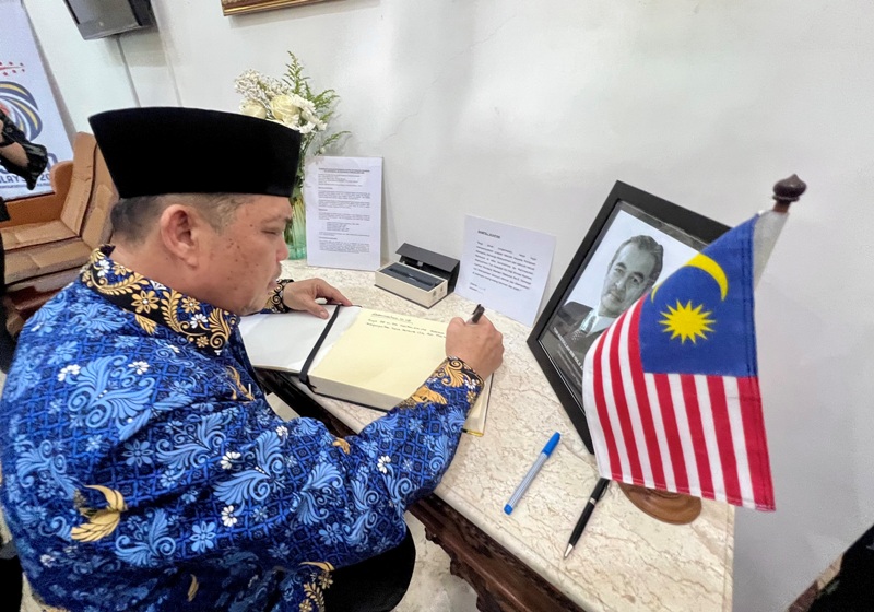 Gubernur Kalbar, Ria Norsan menulis ucapan di buku Takziah atas meninggalnya Abdullah Bin Ahmad Badawi (Perdana Menteri Malaysia ke-5) di Konsulat Malaysia.