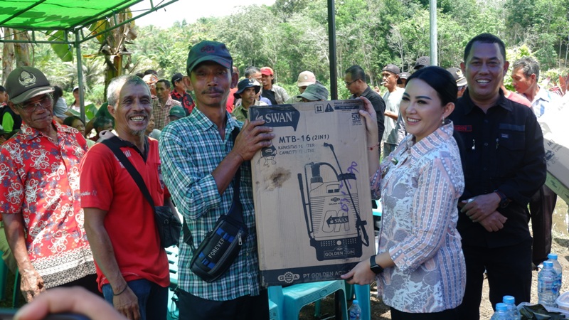 BANTUAN: Bupati Landak Karolin Margret Natasa saat menyerahkan bantuan alat pertanian kepada kelompok tani.