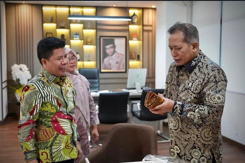 BERTEMU: Bupati Sambas, Satono saat bertemu dengan Wakil Menteri Koperasi, Ferry Juliantono di Jakarta, belum lama ini.