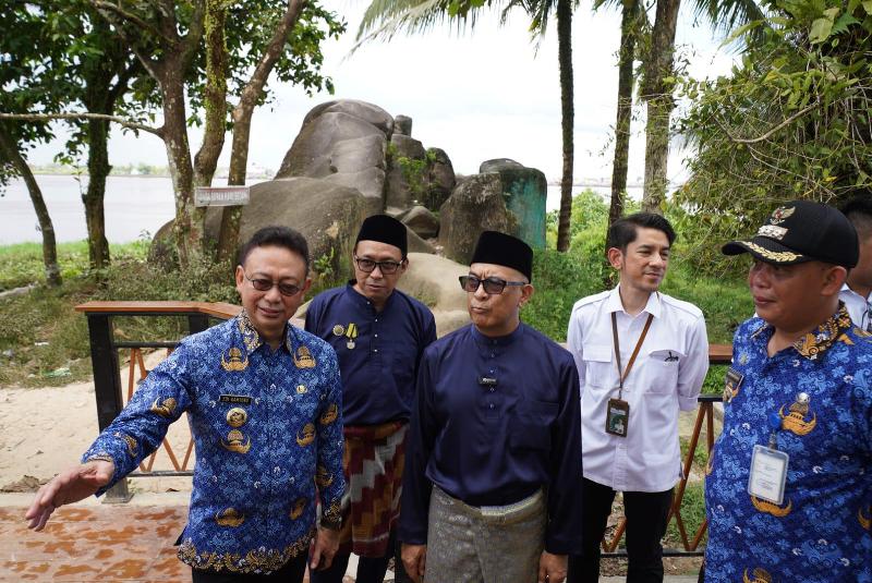Wali Kota Edi R Kamtono didampingi Anggota DPR RI I Syarief Abdullah Alkadrie usai serah terima pengelolaan makam dari Kementerian PU ke Pemkot Pontianak.