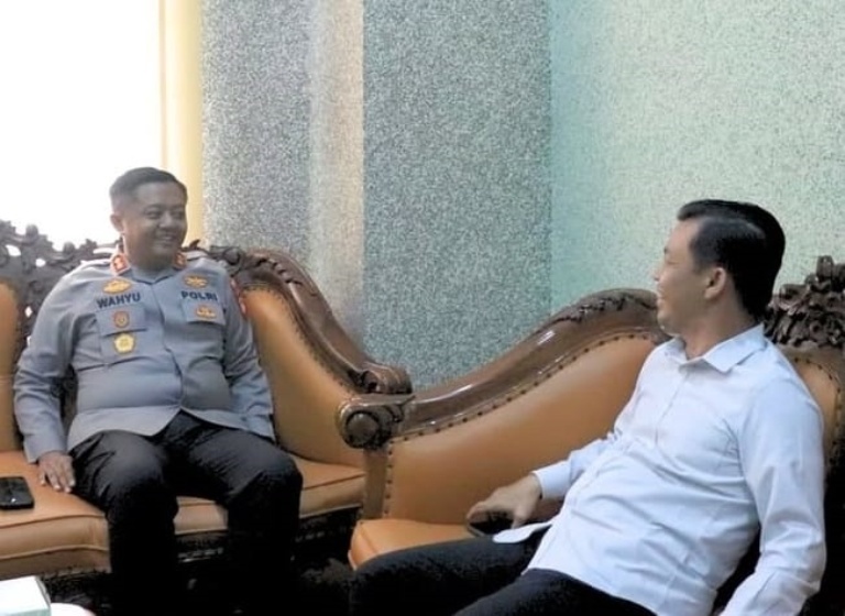 SAMBANGI: Kapolres Sambas AKBP Wahyu Jati Wibowo saat melakukan kunjungan ke DPRD Kabupaten Sambas.