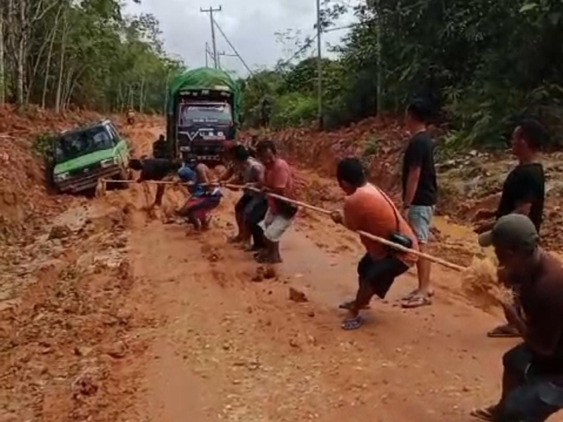 Kondisi ruas jalan di Kecamatan Serawai, Kabupaten Sintang sebelum dilakukan perbaikan beberapa kendaraan roda empat akan amblas jika melewati jalan saat cuaca hujan.