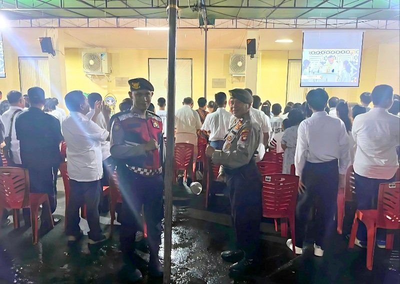 AMANKAN: Personel Polres Kubu Raya saat mengamankan ibadah Jumat Agung di salah satu gereja di Kubu Raya, pada Jumat (18/4).