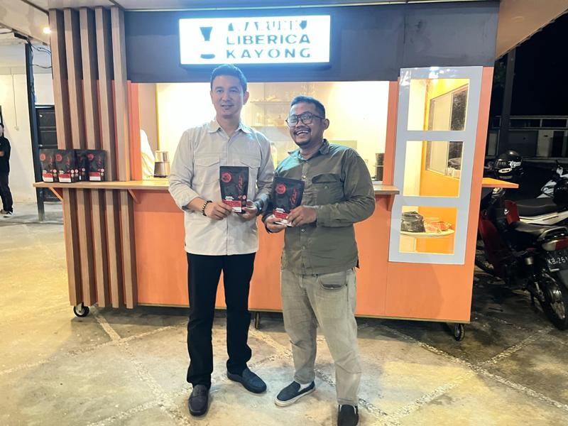 Ketua Umum Badan Pengurus Daerah (BPD) Himpunan Pengusaha Muda Indonesia (HIPMI) Kalimantan Barat, Gulam Mohamad Sharon, sambangi UMKM di Kayong Utara.