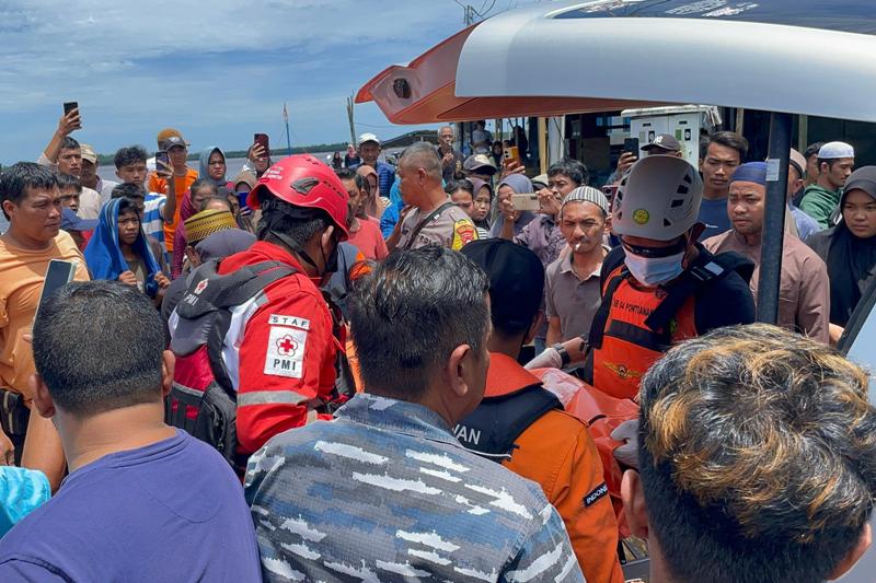 Tim SAR gabungan akhirnya menemukan jasad Iwan, korban terakhir yang sempat hilang akibat insiden tenggelamnya dua unit motor air di Muara Jungkat.