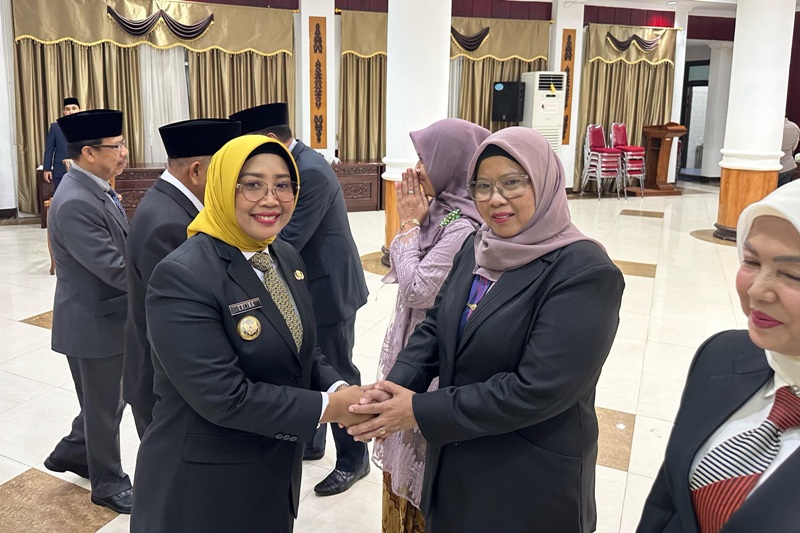Pejabat eselon II yang dilantik mendapatkan ucapan selamat dari Bupati Mempawah.