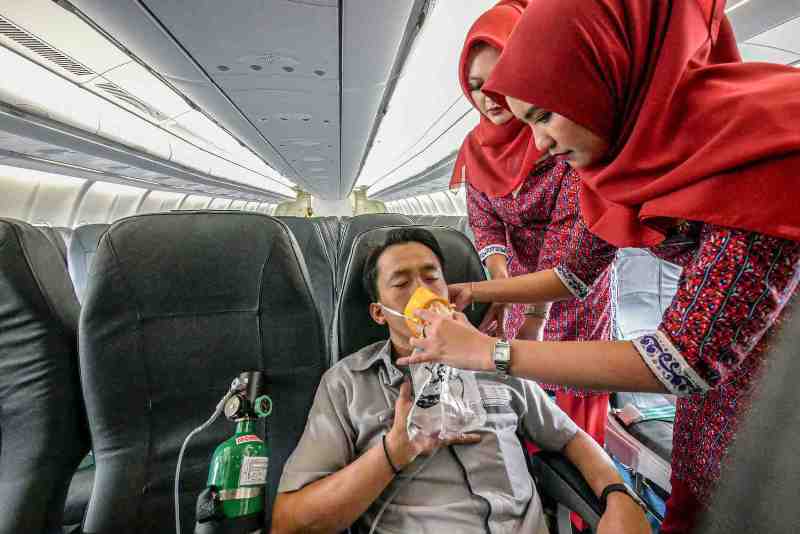 Awak kabin maskapai Lion Air melakukan simulasi penanganan pada orang sesak nafas di Bandara Seokarno-Hatta, Kamis (17/4).