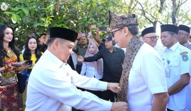 Gubernur Kalbar Ria Norsan menyambut kedatangan Menteri Kesehatan Budi Gunadi Sadikin, Rabu (16/4/).