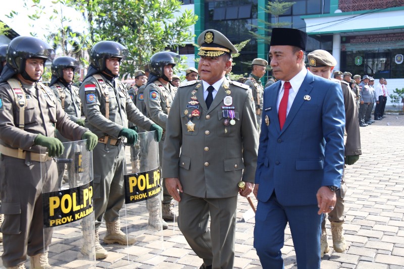 Wakil Gubernur Kalbar Krisantus Kurniawan didampingi Kasatpol PP Kalimantan Barat Suherman saat upacara memperingati HUT ke-75 Satpol PP dan ke-63 Satlinmas.