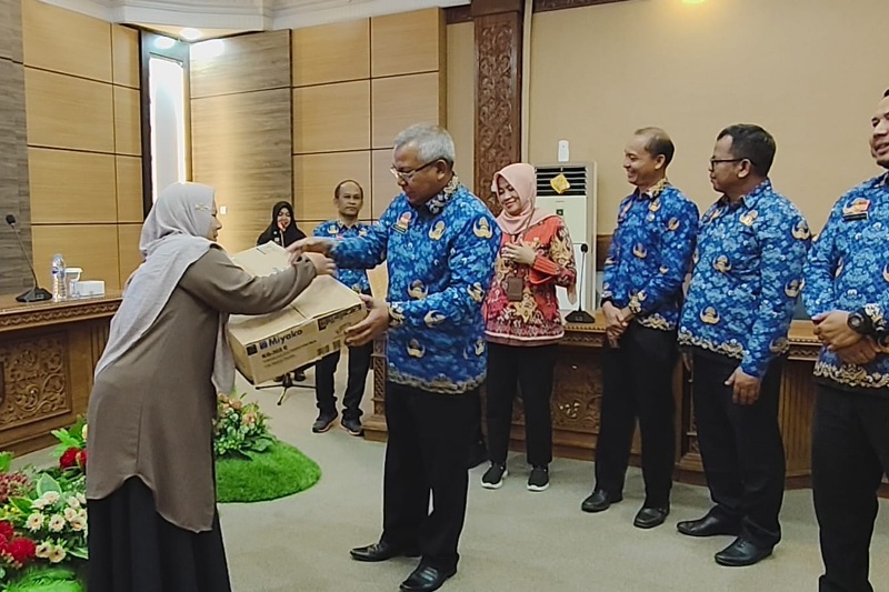 Plh. Kepala Dinas Sosial Provinsi Kalimantan Barat, Tatik Gestyaningsih didampingi Pj Sekda Sanggau Aswin Khatib menyerahkan bantuan kepada KPM secara simbolis, Kamis (17/4) kemarin.