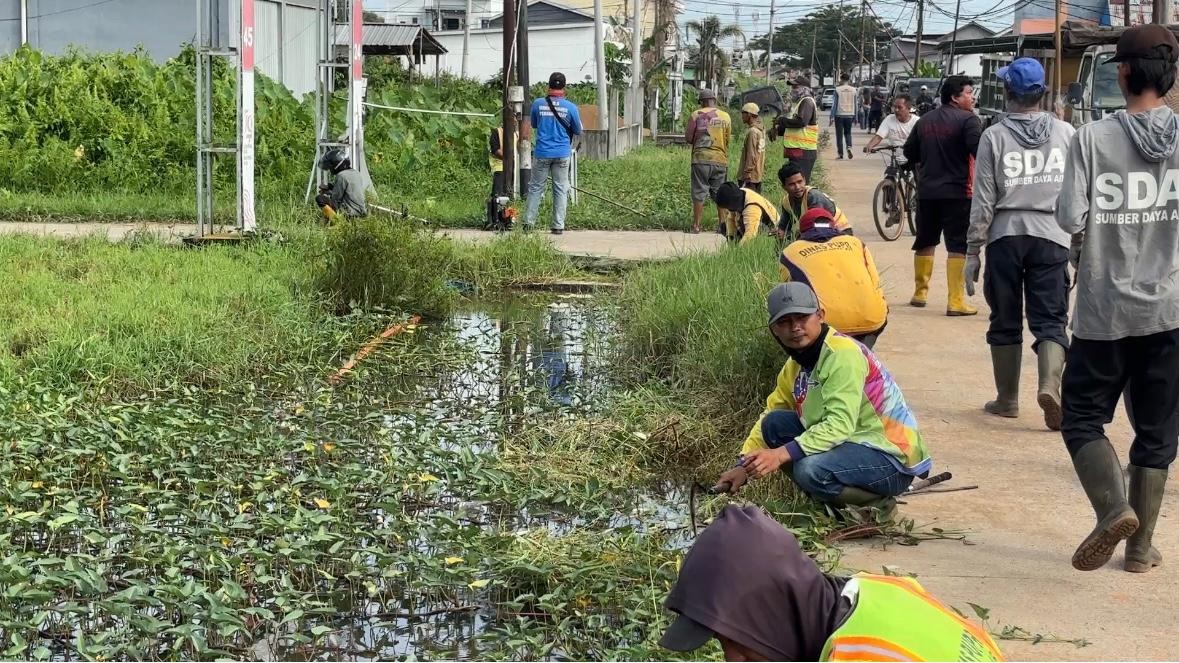 NORMALISASI: Pembersihan diharapkan dapat membuat sistem drainase tersier, sekunder, hingga primer dapat terkoneksi dengan baik.
