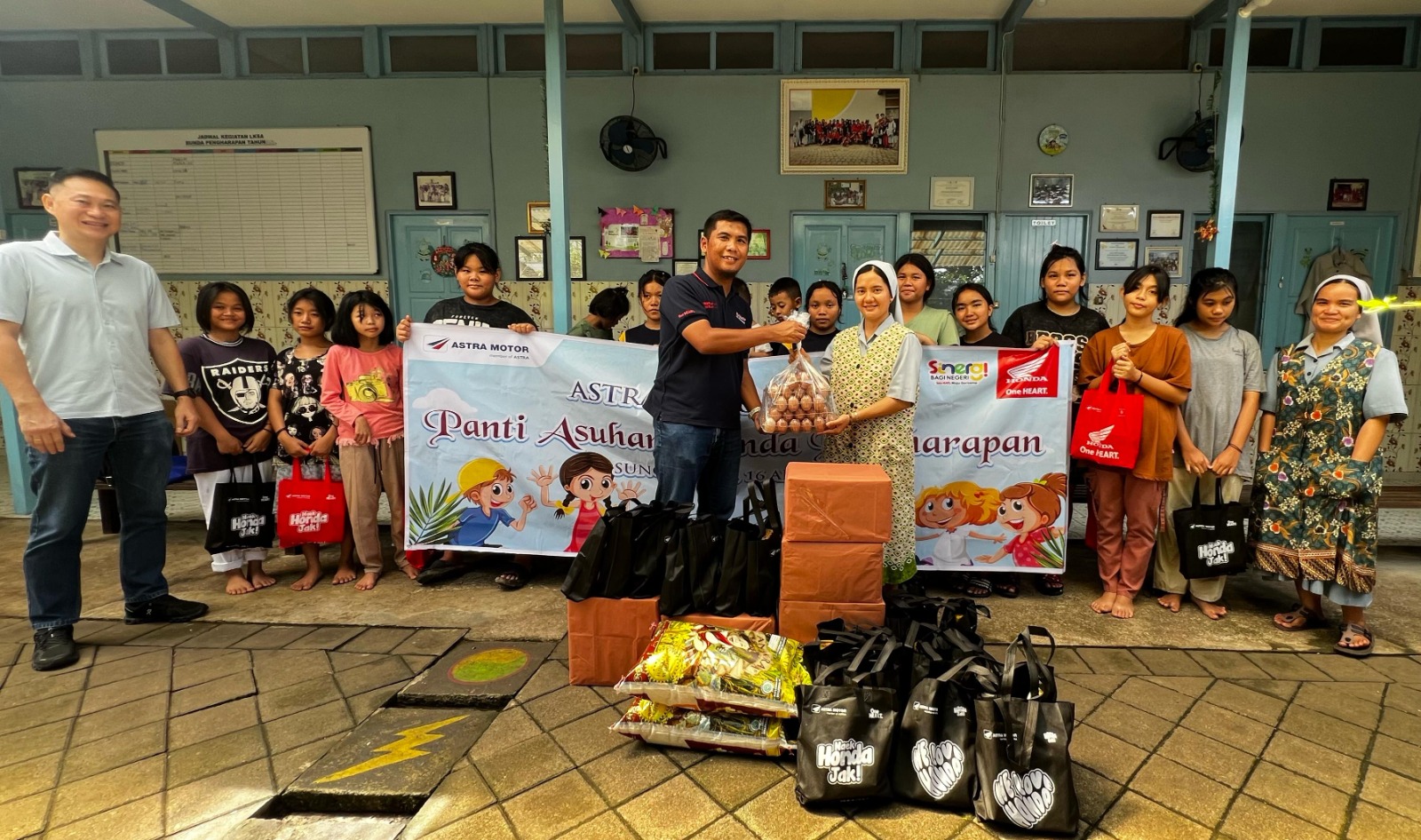 Astra Motor Kalimantan Barat perayakan sukacita Paskah bersama anak-anak Panti Asuhan Bunda Pengharapan, Jalan Adi Sucipto No. 9B, Sungai Raya.