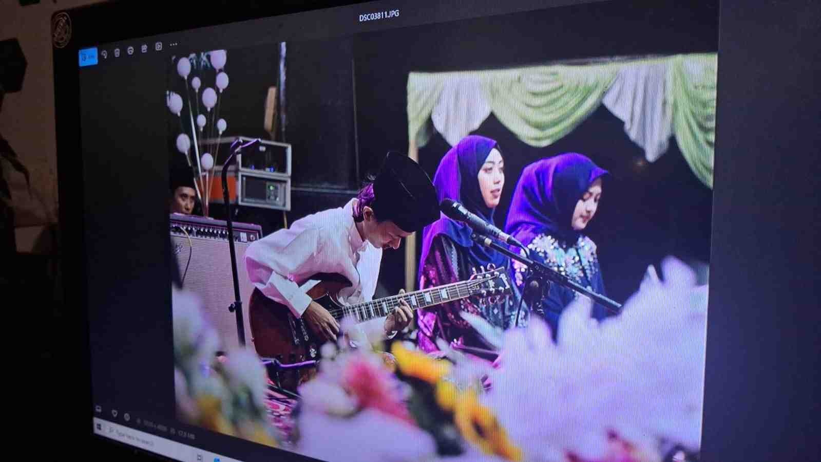 KOMITMEN: Muhammad Chilmi Hidayatullah dan para personel Hasyimi lain dalam salah satu penampilan.