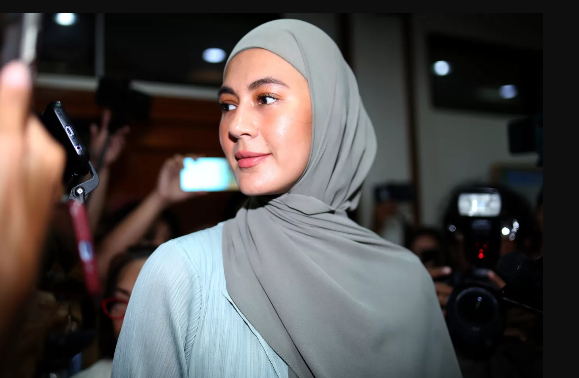 SIDANG: Paula Verhoeven saat bersiap menjalani sidang perceraiannya dengan Baim Wong di Pengadilan Jakarta Selatan, Rabu (23/10/2024). (Imam Husein/Jawa Pos)