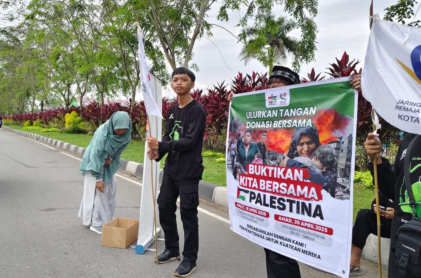 SOLIDARITAS: Aksi solidaritas dari para pemuda dan remaja masjid terhadap Palestina digelar di CFD Jalan Ayani, Minggu (20/4).