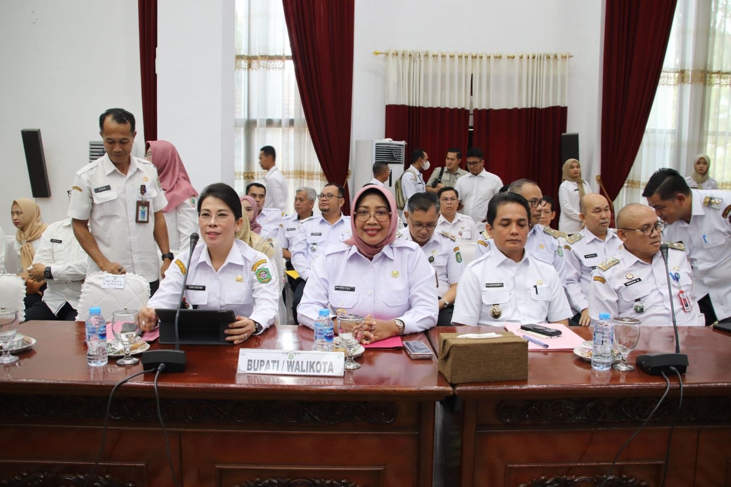 HADIR: Bupati Erlina saat menghadiri rapat pleno TPAKD se-Kalbar di Pontianak. (ISTIMEWA)