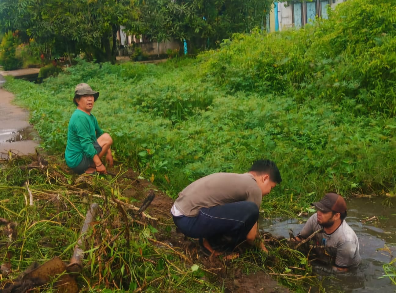 NORMALISASI: Warga RT 05 RW 01 Kelurahan Sungai Pinyuh gotong royong membersihkan parit.(ISTIMEWA)
