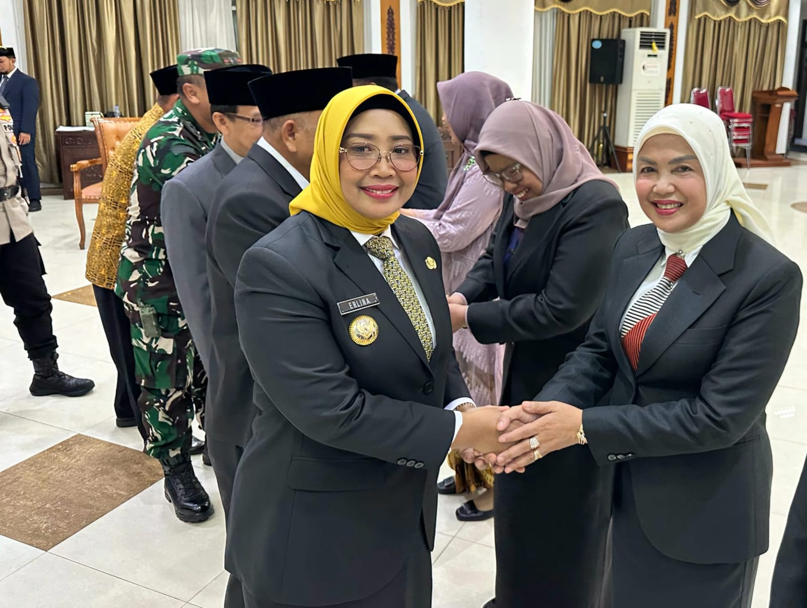 UCAPAN SELAMAT: Sekwan Mempawah, Maspupah, mendapatkan ucapan selamat dari Bupati Mempawah usai dilantik. (ISTIMEWA)