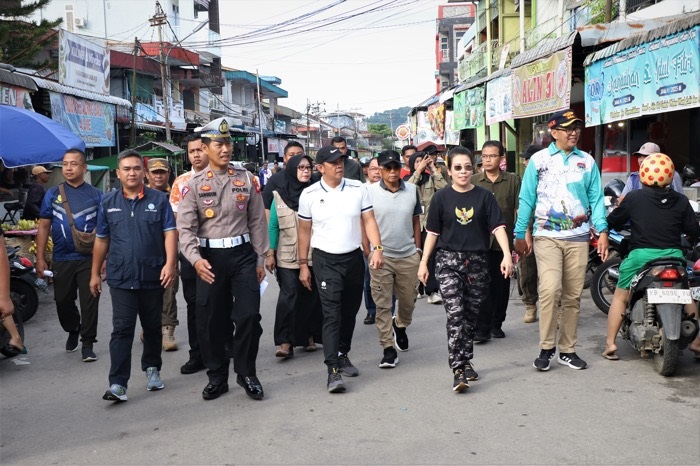 TINJAU: Wali Kota Singkawang, Tjhai Chui Mie, didampingi Wakil Wali Kota Muhammadin bersama FLLAJ, meninjau rekayasa lalu lintas di kawasan Pasar Turi.