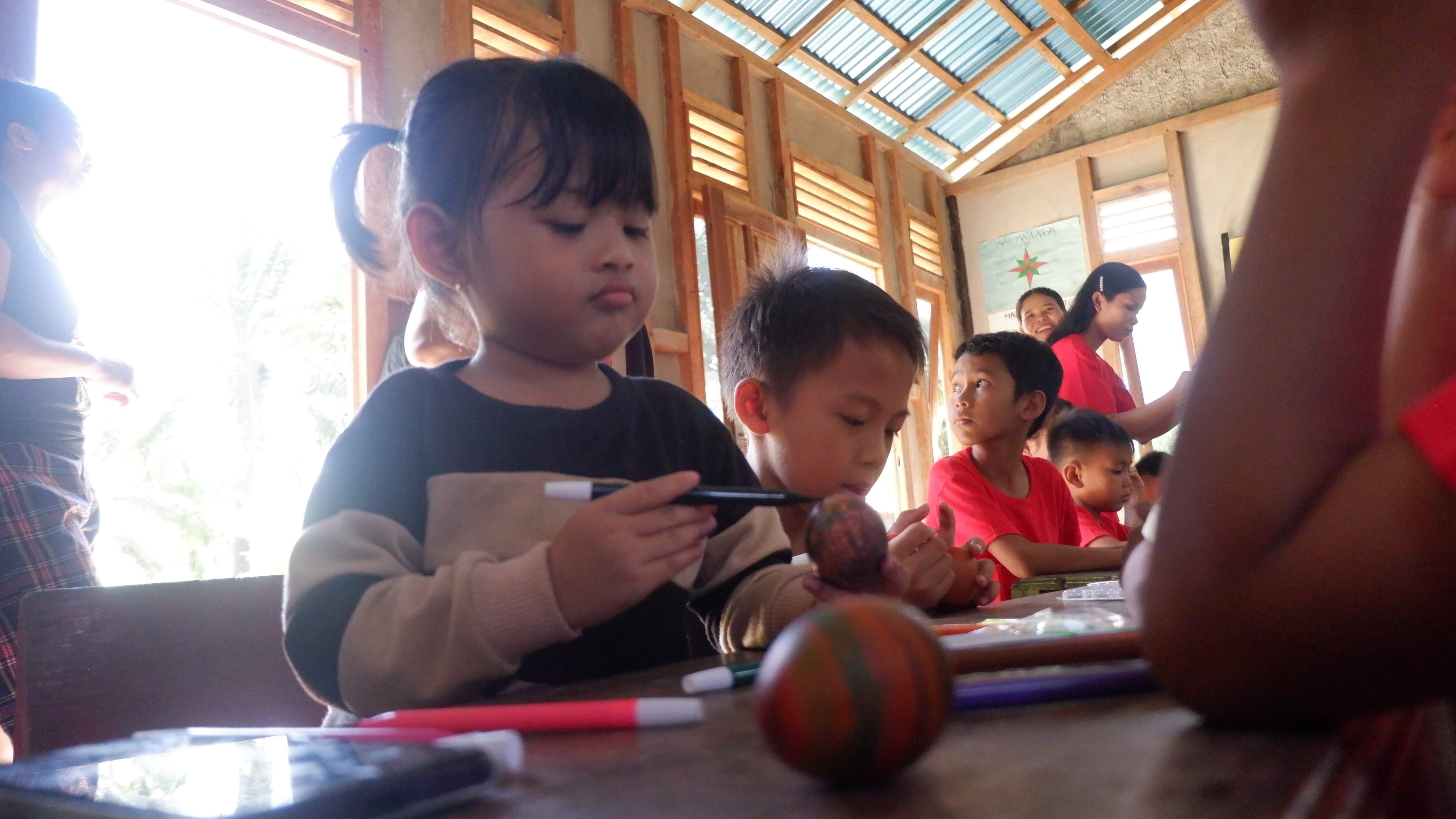 LUKIS TELUR PASKAH: Anak-anak sekola Minggu Gereja PPIK Hosana Desa Sidas saat mengikuti lomba melukis dan mewarnai.
