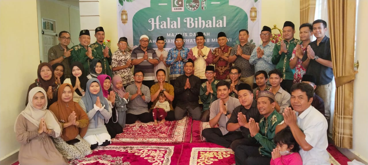 HALAL BIHALAL: MD KAHMI Melawi menggelar halal bihalal bersama FORHATI dan Kader HMI Melawi di rumah ketua Presedium MD KAHMI Desa Kenual Nanga Pinoh, Sabtu (19/4) pagi
