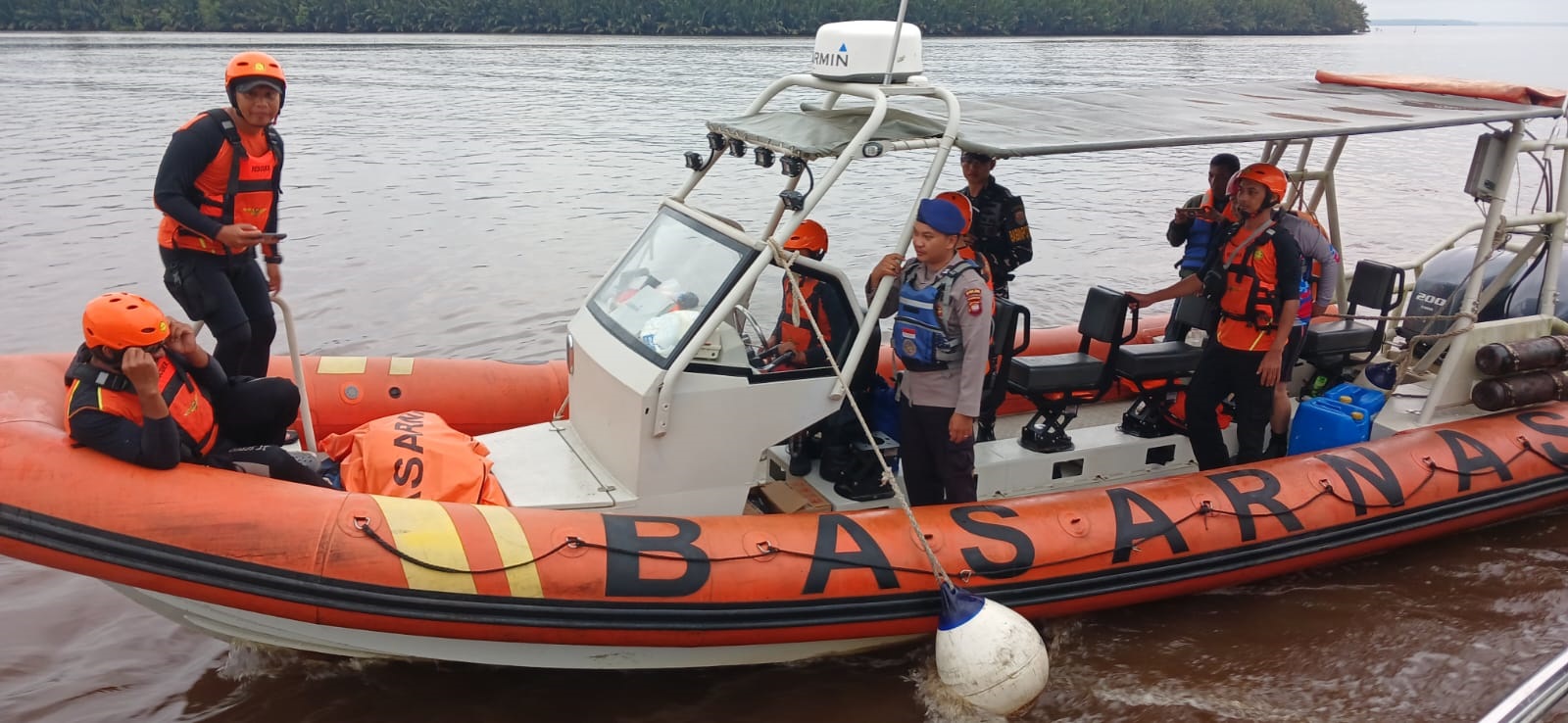 TERUS MENCARI: Tim SAR gabungan masih terus melakukan penyisiran intensif di sekitar lokasi tenggelamnya Speedboat LB Yakin Usaha V di perairan Jermal 9, Padang Tikar, Kabupaten Kubu Raya.