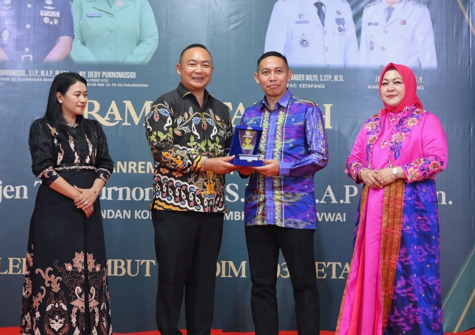 CINDERAMATA : Bupati Ketapang, Alexander Wilyo, menyerahkan cindermata kepada Letkol CZI. Agus Ikwanto di Pendopo Bupati, Jumat (18/4) malam.