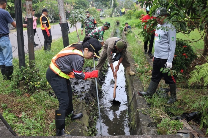GOTONG ROYONG: Wali Kota Singkawang, Tjhai Chui Mie bersama masyarakat melakukan pembersihan selokan pada Kamis (17/4).