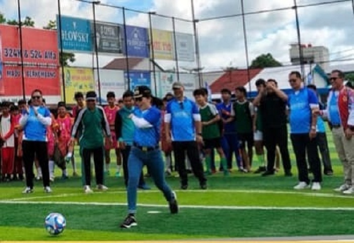 TURNAMEN: Wali Kota Singkawang, Tjhai Chui Mie, membuka turnamen yang digelar Disdikbud Kota Singkawang pada 19&ndash;30 April 2025 dalam rangka menyambut Hardiknas 2025.