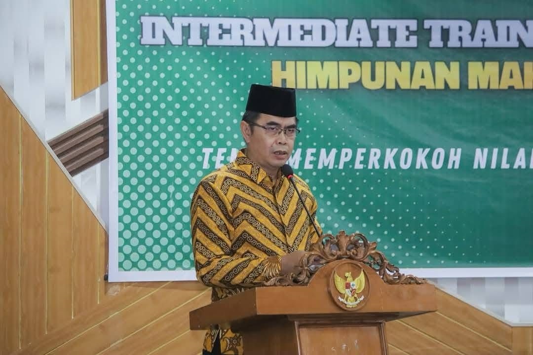 PEMBUKAAN: Asisten Sekda Bidang Pemerintahan dan Kesejahteraan Rakyat, Heryandi, membuka LK II dan LKK HMI Cabang Ketapang di Kantor Bupati, Jumat (18/4) malam.