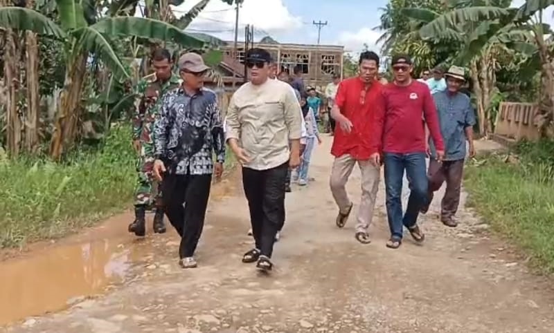 TINJAU: Bupati Kubu Raya, Sujiwo tinjau rencana pembangunan jalan A Yani 3, yang menghubungkan simpang empat Transmigrasi dengan Jalan Rasau Jaya hingga Jalan Wonodadi.