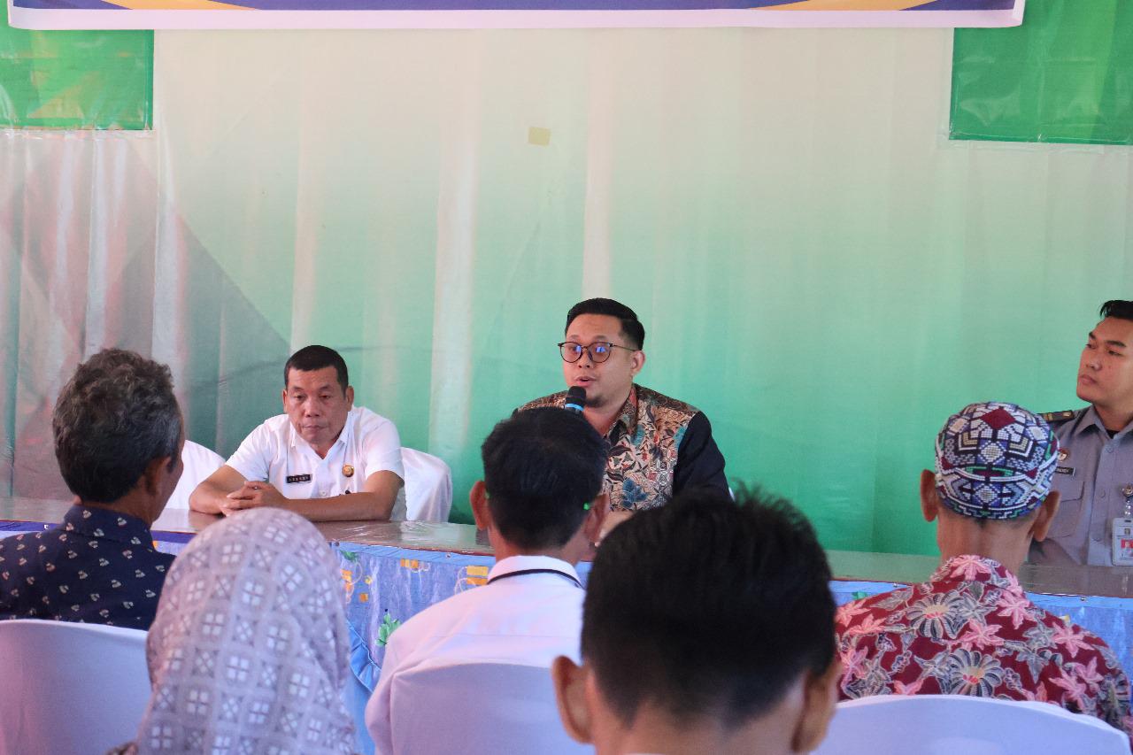SOSIALISASI: Imigrasi Putussibau saat sosialisasi pencegahan TPPO Kecamatan Pengkadan.  (IST)